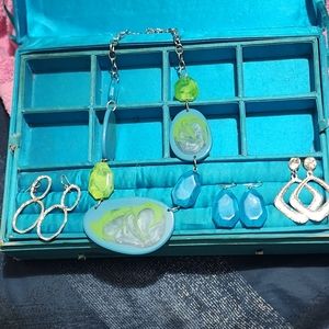 A Teal green necklace set
